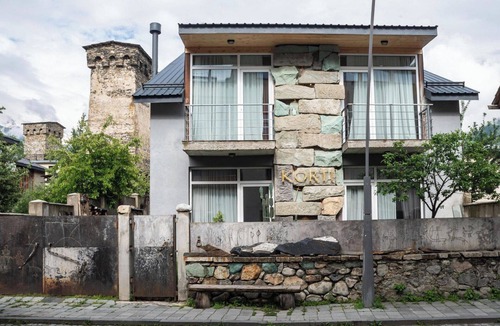 Bagvdanari Villa | Korte Hotel Sleeps 14 with Courtyard