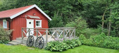 Ucklum Apartment | Lillstugan - idyllisk miljö nära sjön Hällungen