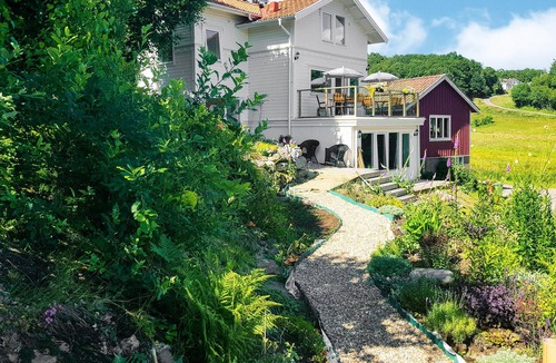Kungsbacka O House | Look forward to a fantastic vacation home vacation with a view of the lake.