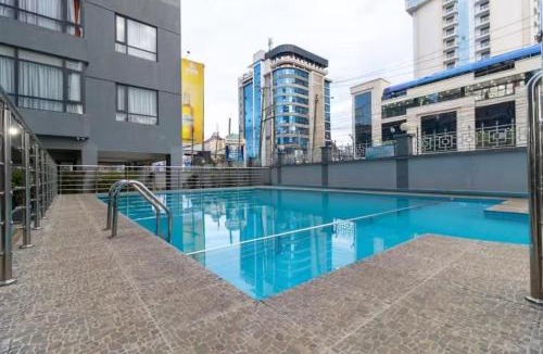Westlands Apartment | Luxury 2BR, King & Queen Beds, 13th Floor City Views, Pool & Gym, Westlands