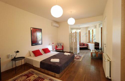 Sololaki House | Luxury Tbilisi House with Garden - by Wehost