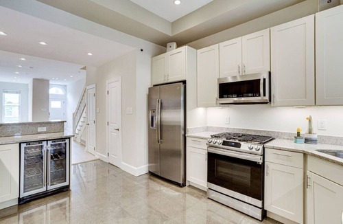 Cardozo House | Modern - Parking - Metro 1/2 blk 99 Walk score Minutes to Capital, Museums and National Mall