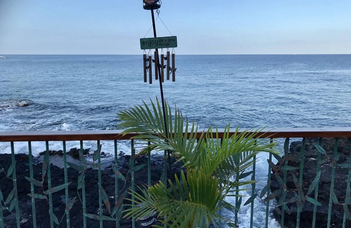 Kahaluu Bay House | Oceanfront, 5 STAR, Home 3 BR/3 BA, wonderful lanai with Hot Tub -Sleeps 8