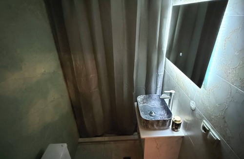 Kutaisi Apartment | Old Balcony - Holiday Home - Urban Elegance in the Heart of the City Kutaisi.