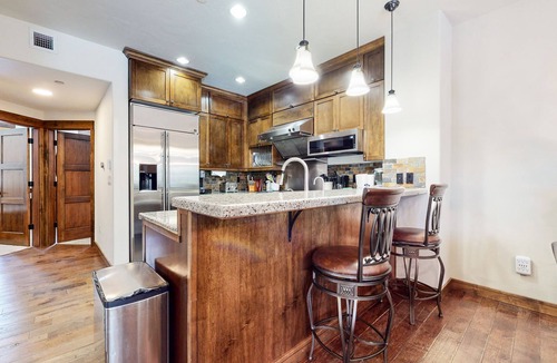 Woodwinds House | Pet-Friendly Luxury, On Golf Course. Gas Grill, Hot Tub & Game Room. Quiet