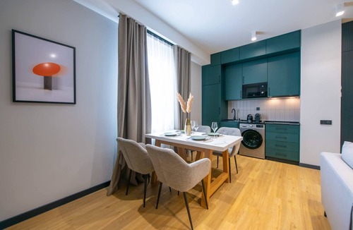 Chugureti Apartment | Qstay Gratus Tbilisi Deluxe 2BR with Balcony
