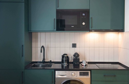 Chugureti Apartment | Qstay Gratus Tbilisi Deluxe 2BR with Balcony
