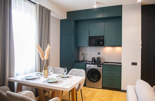 Chugureti Apartment | Qstay Gratus Tbilisi Deluxe 2BR with Balcony
