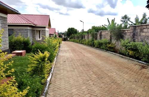 Juja House | Quiet Gated Getaway- Perfect for Business, Students and Vacationer Free WiFI.