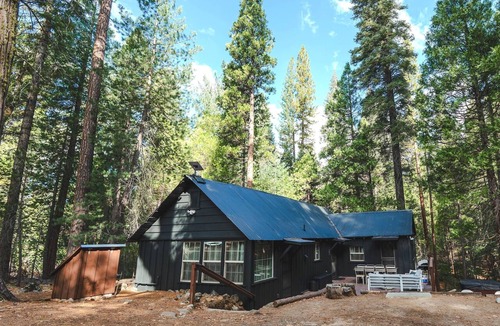 North Wawona House | Rare Stay Inside Yosemite NP: Luxury Cabin with Hot Tub, A/C, Wi-Fi