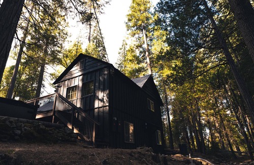 North Wawona House | Rare Stay Inside Yosemite NP: Luxury Cabin with Hot Tub, A/C, Wi-Fi