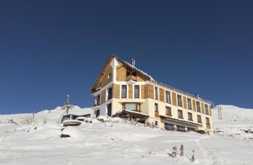 Kazbegi Hotel | RezoHut