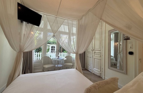 Hoofddorppleinbuurt Bed & Breakfast | Romantic Suite with Private Veranda in Historic Canalside House at Vondelpark