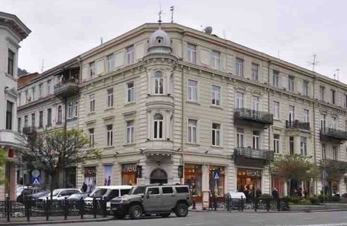 mtatsminda Apartment | Rooftop Green Apartment at Rustaveli Avenue
