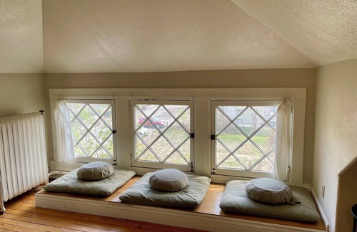 City Park Apartment | SkyView Loft in Healing Center, City Park West, with WiFi, Bathtub & Balcony