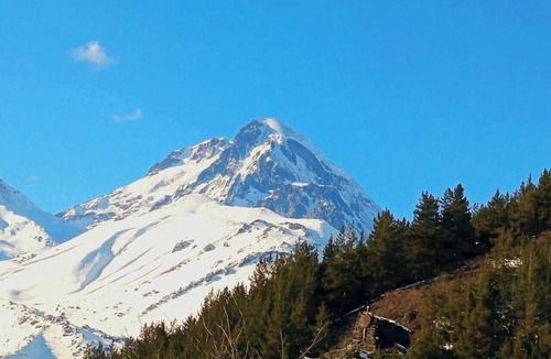 Kazbegi Cottage | Sno Valley Luxury Tri-Level Cottage with Panoramic Mountain Views