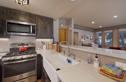 Mammoth Lakes House | Snowcreek V 2 Bedroom 2 Bath Cozy Mountain Retreat! All 1 level parking in front