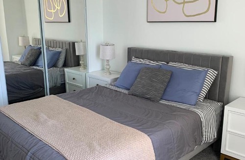 La Brea Apartment | Spacious 2B 2B High Floor Apartment in Park La Brea Grove Lacma Area