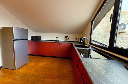 Avlabari Apartment | Spacious 3-bedroom apartment in pleasant T'bilisi with AC
