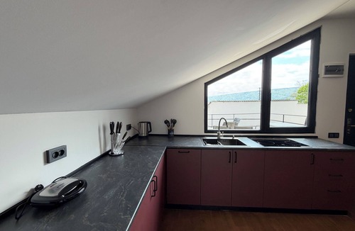 Avlabari Apartment | Spacious 3-bedroom apartment in pleasant T'bilisi with AC