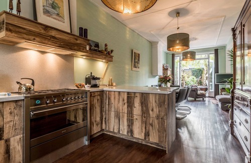Zaandam House | Spacious 4 bedroom Townhouse with garden - 12 MIN. TO CITY CENTRE