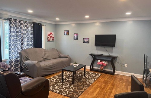 Suitland House | Spacious 7-bedroom house in enchanting Camp Springs with AC, WiFi
