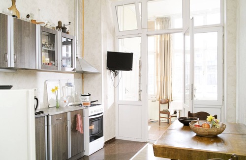 Chugureti Apartment | Sunny Apartment in the Old Town