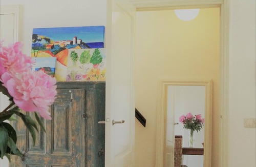 Museum Quarter Apartment | Sunny, Charming 2 Bedroom Apartment Walking Distance to the Canals of Amsterdam
