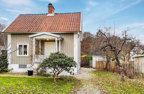 Alingsas House | This tasteful vacation home welcomes you to the café town of Alingsås on beautiful Lake Mjörn.