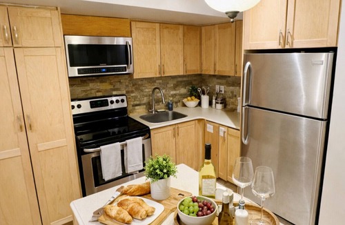 Brampton House | Two Kitchens · Two Entrances · Sleeps 6 · Pearson ~15 Min