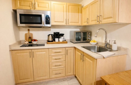 Brampton House | Two Kitchens · Two Entrances · Sleeps 6 · Pearson ~15 Min