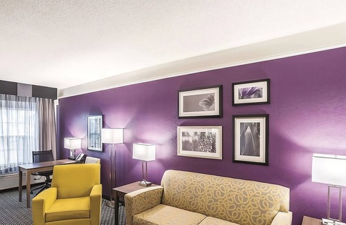 Woodlands Village Hotel | Unwind in a Spacious Hotel Room w/Pool, Hot Tub - Ideal for Outdoor Fun