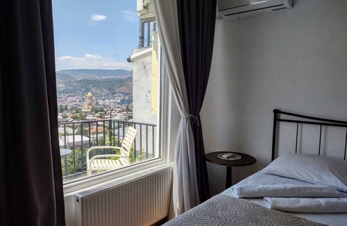 Tbilisi House | Walking distance to Cathedral, perfect place for wine lovers and thinkers.