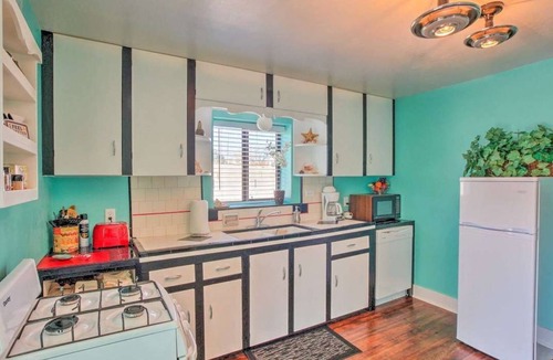 Prescott House | White Spar Cottages Near Whiskey Row, Prescott Courthouse. Large Parking Area.