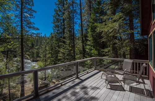 North Wawona Cabin | Yosemite Riverside Retreat - Gorgeous Views! Wood burning Stove!