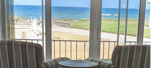 Beautiful Ormond Beachfront House! Steps from the Ocean in Ormond Beach