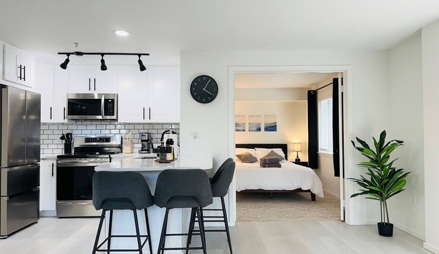 0.3 Miles to Space Needle! 2Br/2Ba Belltown Condo w/Free Garage Parking + AC in Seattle