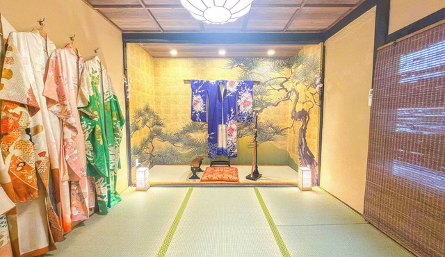 1 min. from Higashiyama Subway Station, 6 min. from Sanjo Station, 1 min. walk to Gion, 120 year old Kyomachiya, walking distance to Nishiki Market and Yasaka Shrine. in 京都市左京区