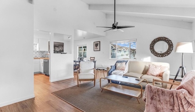 15 minutes to Red Rocks|Remodeled Apt|King Beds in Lakewood