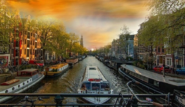 180m2 luxurious hidden gem, perfect for families with a dedicated elevator in Amsterdam