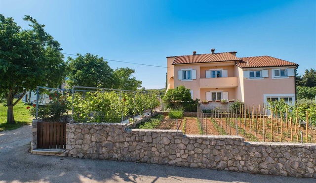 2-Bedroom Apartment, 5-Guest Capacity with Private Parking in Nerezine