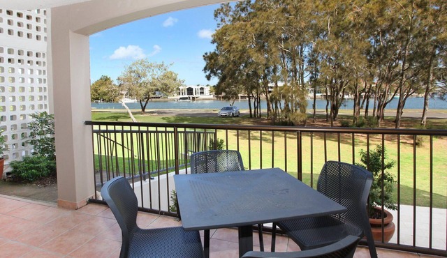2 Bedroom Apartment with pool and reverse Air conditioning in Mooloolaba
