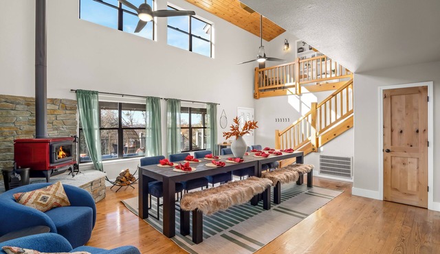 25 min 2 Yosemite - Pickleball - Hot Tub - Firepit - BBQ - Sleeps 26 - Game Room in Oakhurst