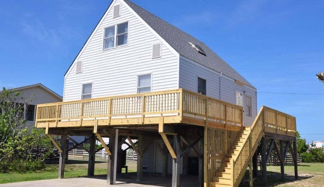 319 Wrap-Around Decking and Deeded Beach Access! in Nags Head