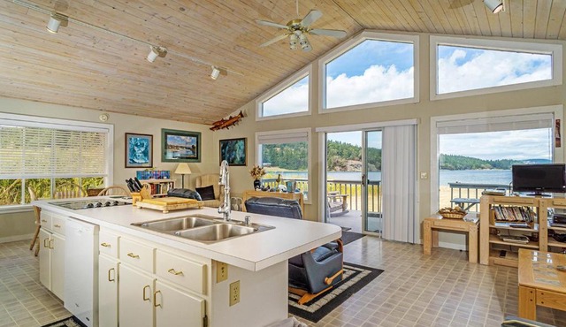 57 Mud Bay in Islandale