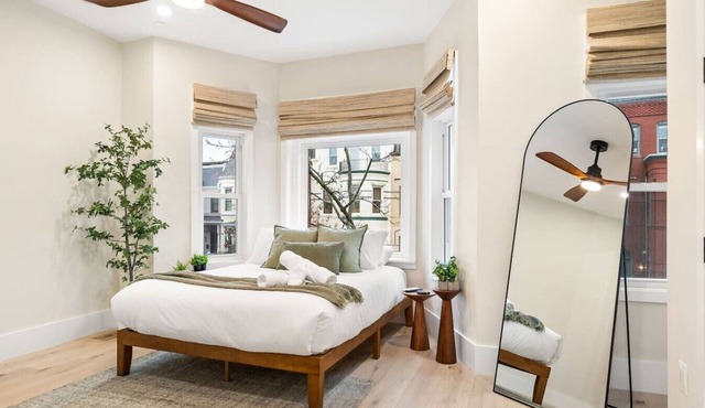 5BR Whole Home near U St | 2 Kitchens + Rooftop in Washington
