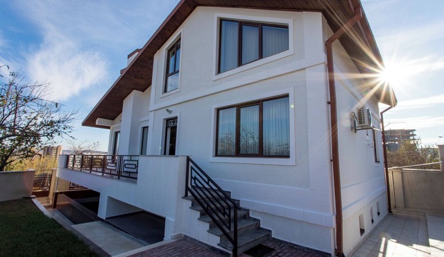 7mins-Tbilisi Mall/19mins-Jvari Monastery. Fab and cosy home with swimming pool!