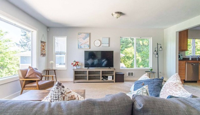9852 Upper · 4b2b Upper Unit @S Seattle w/Panoramic Lake View in Seattle