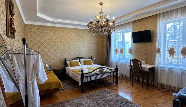 A cozy house with veranda and big yard, with the best view on Kazbegi mountain.