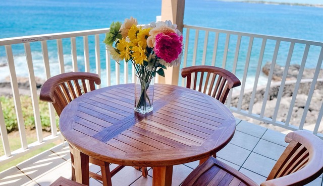A Must See! Beautifully renovated Direct Ocean Front condo. 1 Bedroom, 1 Bath. in Kailua Kona